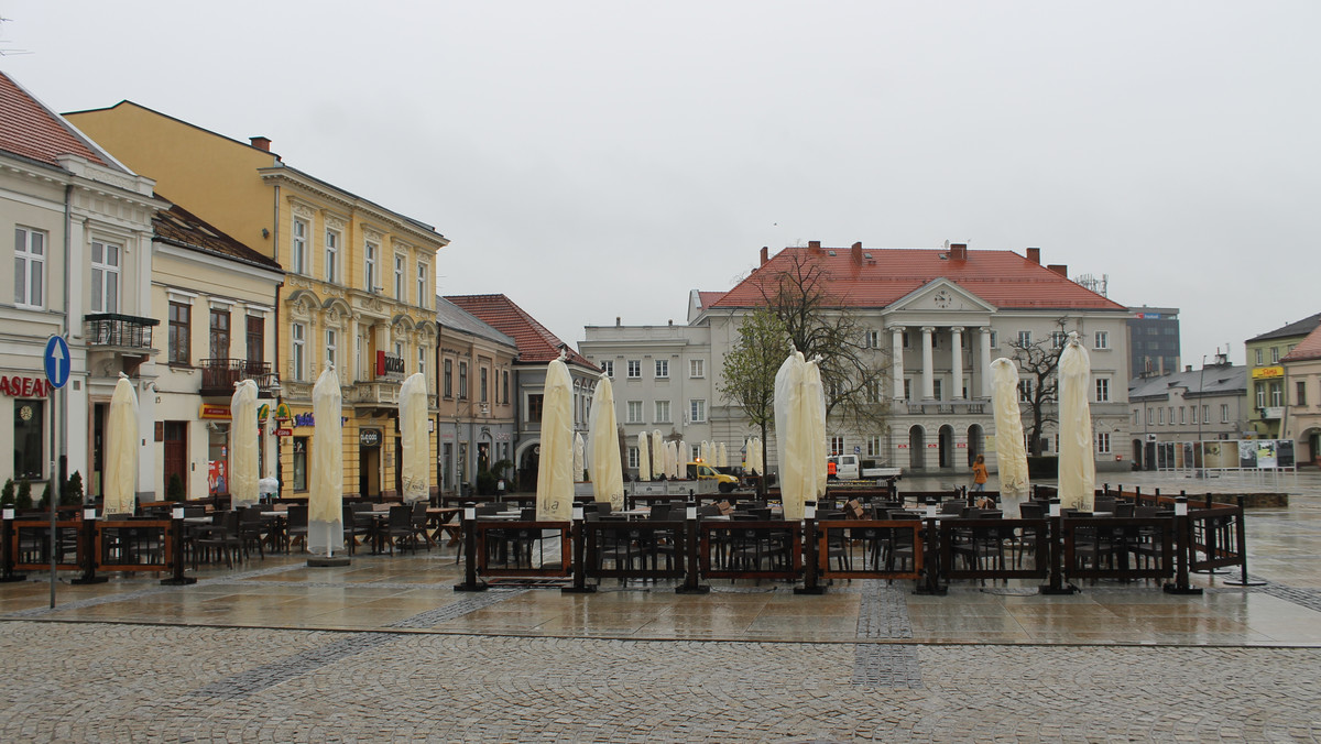 Na Rynku, ulicy Sienkiewicza czy Staszica zaczęły pojawiać się pierwsze letnie ogródki. W sumie Miejski Zarząd Dróg w Kielcach wydał 40 pozwoleń na ich ustawienie. Niestety na razie w rozpoczęciu letniego sezonu restauratorom przeszkadza nie najlepsza pogoda.