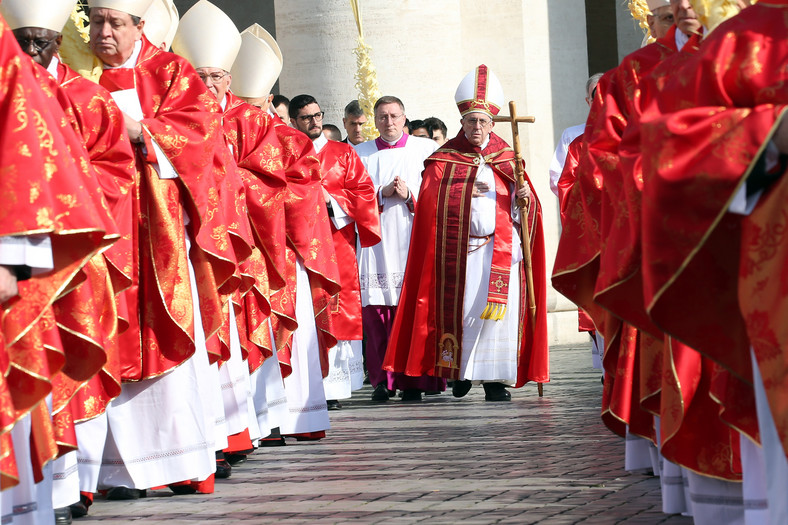 Papież Franciszek (w środku) w otoczeniu kardynałów podczas mszy św. w Watykanie, marzec 2018 r. 