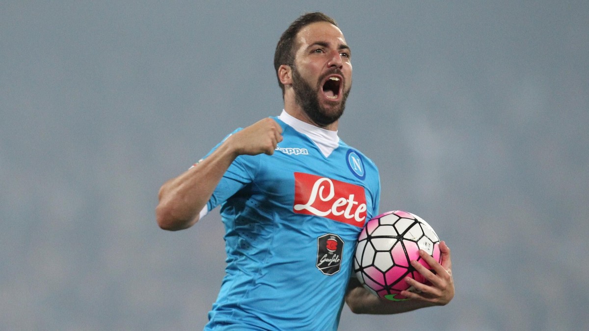 Serwis Calciomercato powołując się na dziennik "Tuttosport" podał sensacyjne informacje. Juventus Turyn złożył ofertę kupna napastnika SSC Napoli Gonzalo Higuaina. Ponoć Star Dama jest gotowa zapłacić aż 75 milionów euro oraz oddać wycenianego na 18 milionów Roberto Pereyrę, którym wcześniej interesował się klub z Neapolu.