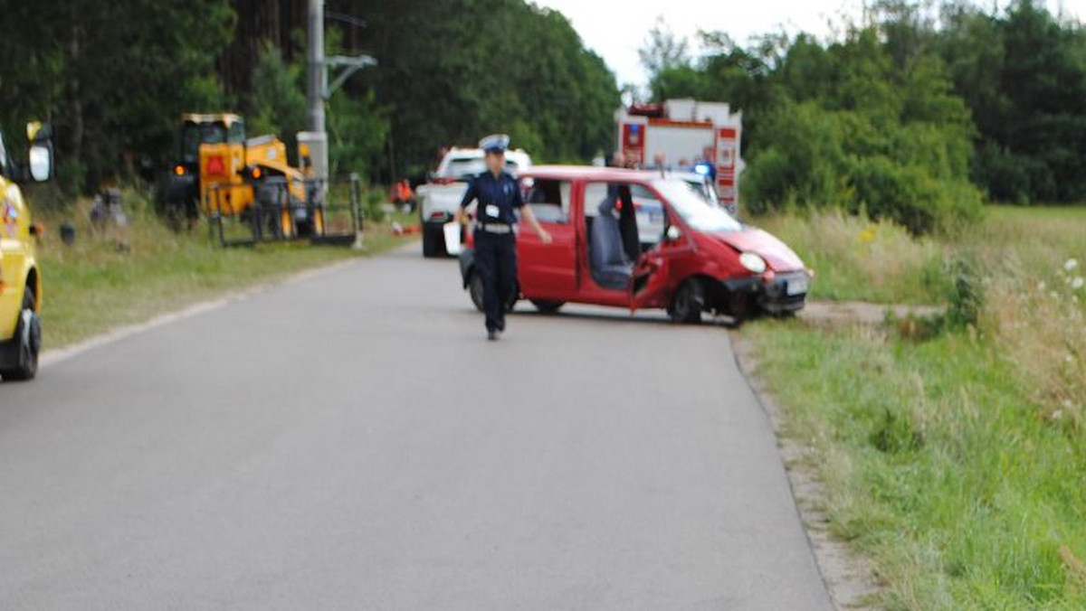 Ponad trzy promile alkoholu miał w organizmie kierowca, który wczoraj spowodował wypadek, w którym zginęła pasażerka auta, a 9-letni chłopiec trafił do szpitala. Mężczyzna trzeźwieje w policyjnym areszcie, wkrótce może usłyszeć zarzuty.