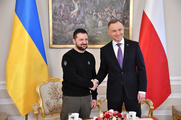 Prezydent RP Andrzej Duda i prezydent Ukrainy Wołodymyr Zełenski podczas spotkania w Pałacu Prezydenckim w Warszawie. To pierwsza oficjalna wizyta Wołodymyra Zełenskiego w Polsce od czasu inwazji Rosji na Ukrainę. W trybie roboczym prezydenci Polski i Ukrainy spotkali się dwukrotnie w Rzeszowie - w lutym 2023 r. i w grudniu 2022 r.