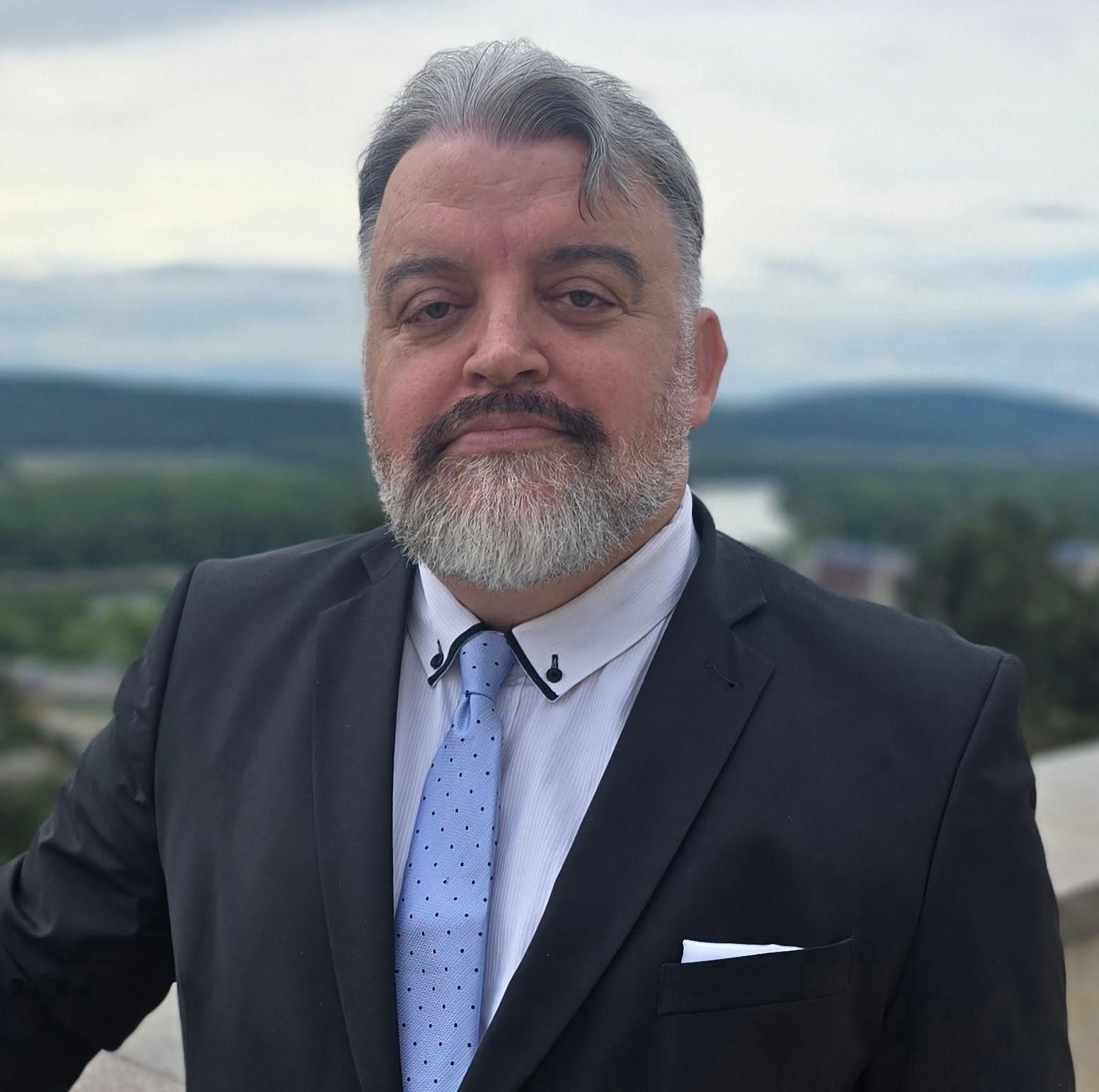 Politický analytik a historik Eduard Chmelár.