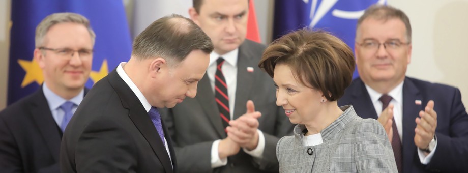 Marlena Maląg, minister rodziny i pracy, przyznaje, że nad prawem umożliwiającym zawieszenie etatu pracuje z prezydentem Andrzejem Dudą. Warszawa, 12 grudnia 2019 r.