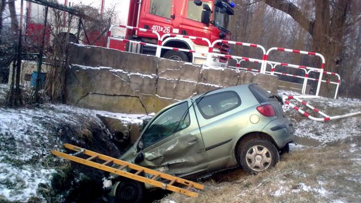 Do groźnie wyglądającego wypadku doszło w Brzegu na skrzyżowaniu ulic Lwowskiej i Słonecznej. Zderzyły się tam dwa samochody osobowe. Jeden z nich w wyniku uderzenia wpadł do miejskiego potoku. W wypadku jedna osoba została ranna - informuje Radio Opole.