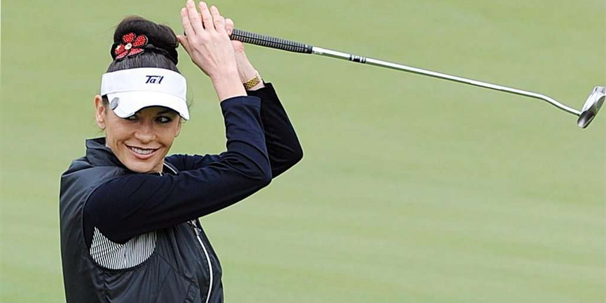 Czy to najgorsza żona świata? Catherina Zeta-Jones (41 l.) pojechała sobie na turniej golfowy dla celebrytów w Chinach. W domu zostawiła walczącego z rakiem męża - Michaela Douglasa.