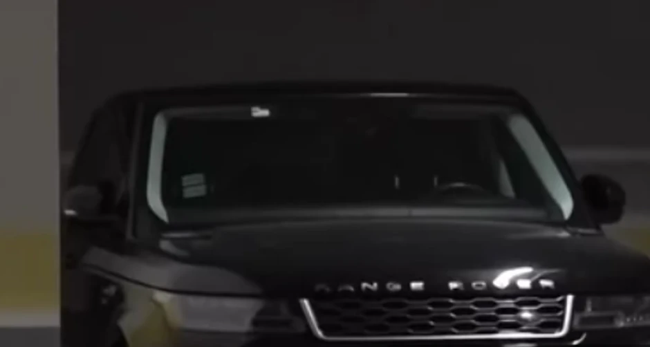 Auto Meline Džinović izlazi iz zgrade