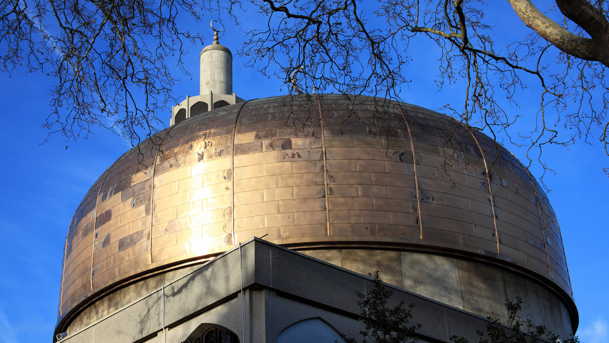 Podczas popołudniowej modlitwy w meczecie w Regent's Park w centralnym Londynie, doszło do brutalnej napaści na mężczyznę. Został on zaatakowany nożem w szyję.