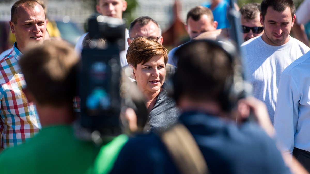 Państwo ma dbać o zdrowie ludzi, a nie tworzyć nieludzkie procedury – powiedziała kandydatka PiS na premiera Beata Szydło. Dodała, że w służbie zdrowia panuje chaos, zadaniem nowego rządu będzie zmiana obecnej "bylejakości" na "dobre zarządzanie".