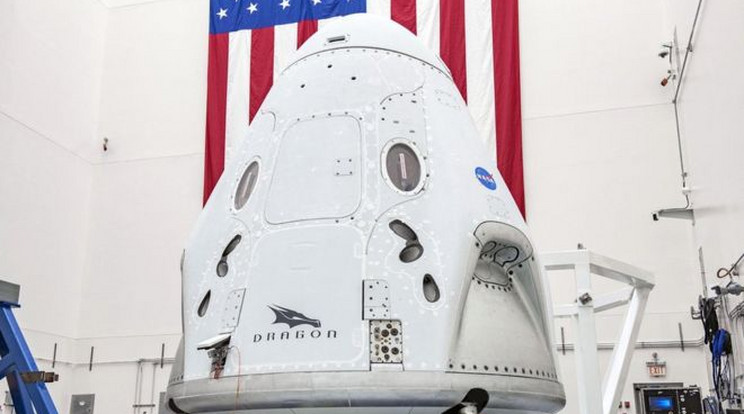 A SpaceX kapszuláját, a Dragont a Falcon 9-es rakéta szállítja. / Fotó: NASA