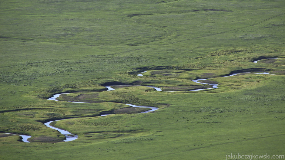 Mongolia, okolice Terkhiin Tsagaan Nuur. Jedna z licznych rzek płynących w szerokich dolinach.