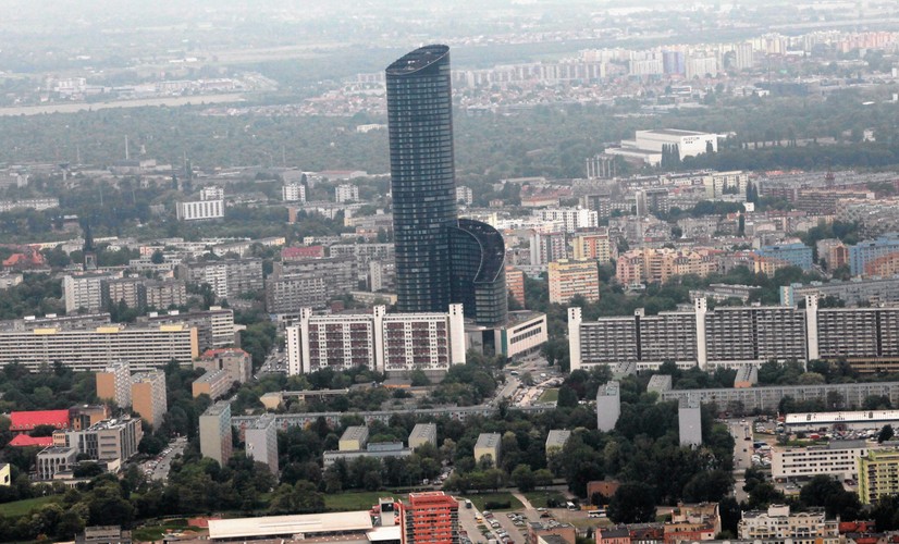 Wrocław z lotu ptaka: Sky Tower. 

Wrocławski Park Technologiczny przyciągnął wiele firm z branży high-tech, m.in. Ericsson i Mitsubishi Electric. We Wrocławiu znajduje się także centrum informatyczno-usługowe IBM.