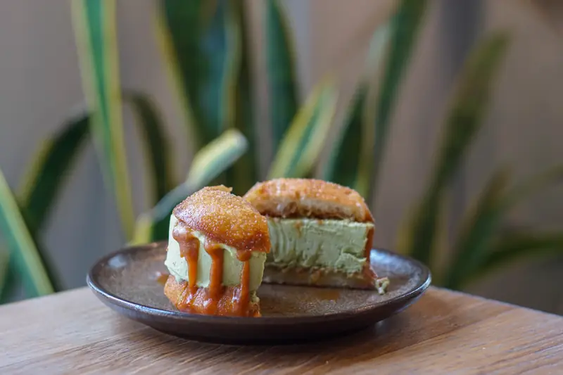 Jeden z najlepszych deserów we wszechświecie: smażone bao, lody matcha, miso-karmel