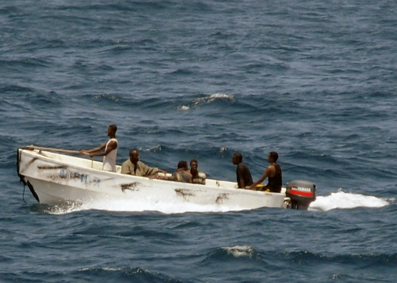 Somalijscy piraci, którzy zaatakowali ukraiński statek MV Faina w 2008 r. Zdjęcie wykonane przez Marynarkę Wojenną Stanów Zjednoczonych