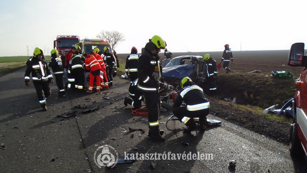 Frontálisan ütközött két autó Baranyában, mentőhelikopter is érkezett a helyszínre – sokkoló fotók