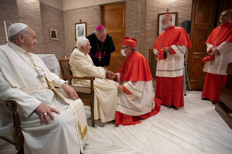 Franciszek i nowi kardynałowie w odwiedzinach u Benedykta XVI. Listopad 2020 r.
