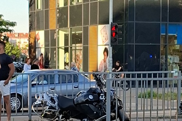 (FOTO) MOTOCIKLISTA POKUŠAO DA IZBEGNE SUDAR, PA UDARIO U SE
