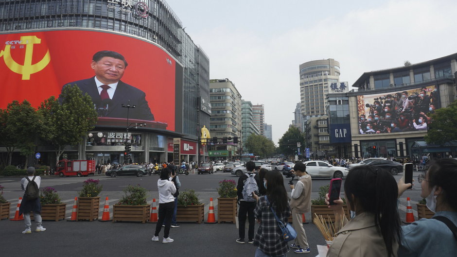 Prezydent Chin Xi Jinping, widoczny na wielkim telebimie w Hangzhou