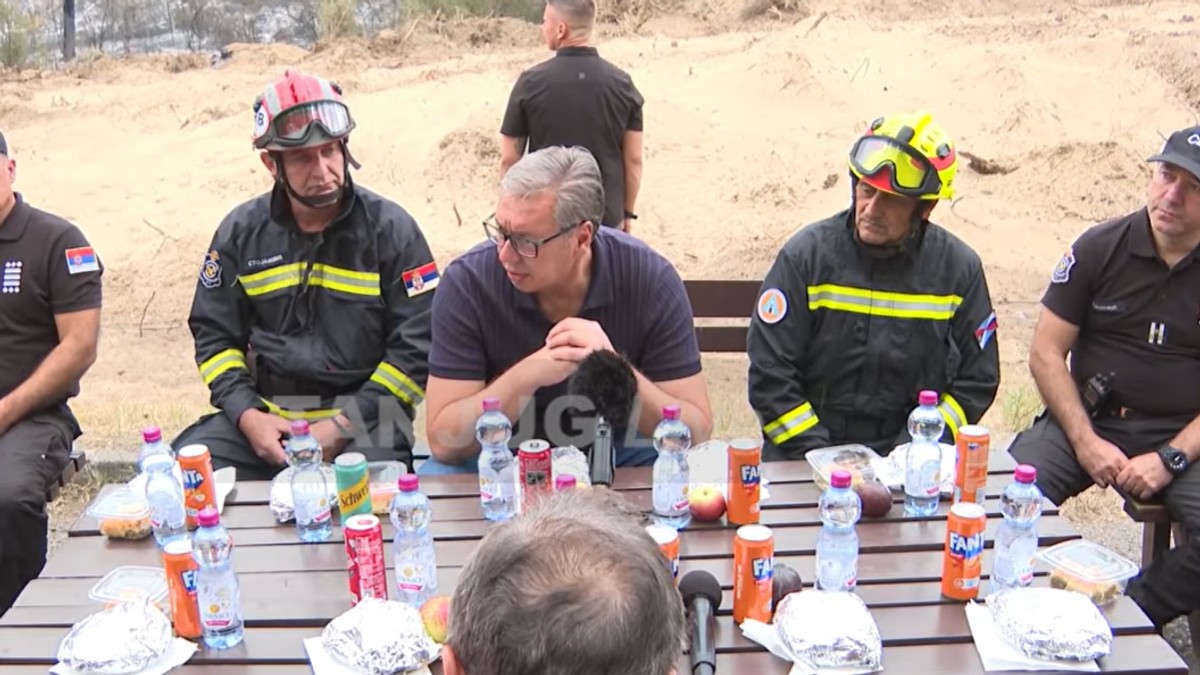 Vučić sa vatrogascima