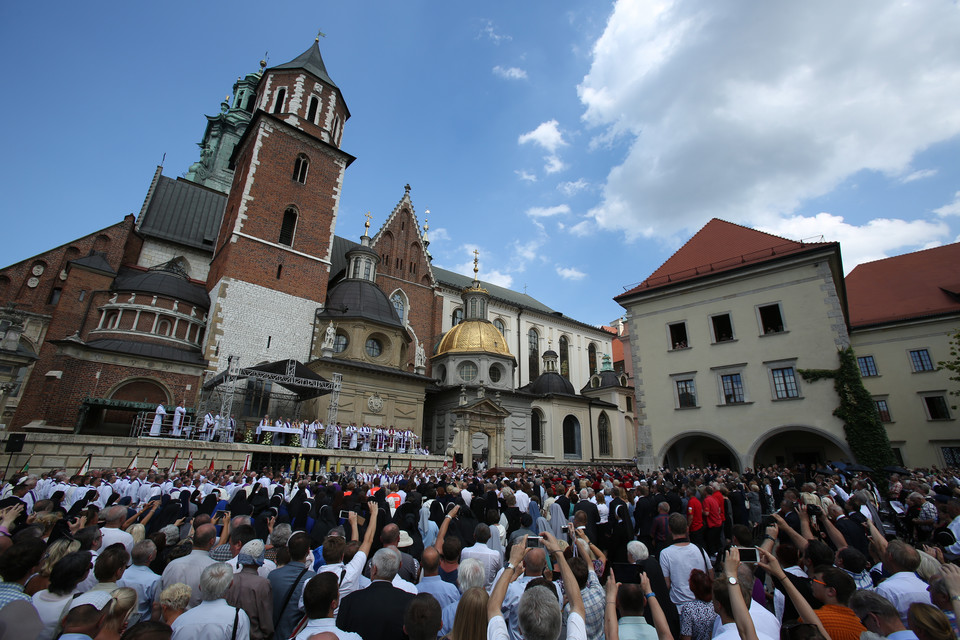 Trumna z ciałem kardynała Franciszka Macharskiego spoczęła na Wawelu
