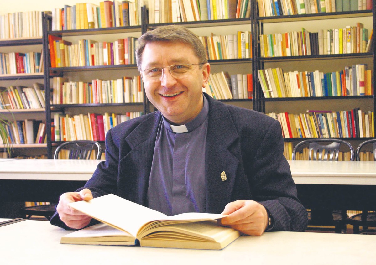 Dr hab. Kazimierz F. Papciak SSCC, profesor Papieskiego Wydziału Teologicznego we Wrocławiu, członek Rady Programowej Powszechnego Uniwersytetu Nauczania Chrześcijańsko-Społecznego. Teolog i socjolog specjalizujący się w etyce społecznej