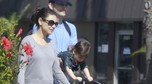 Ashton Kutcher i Mila Kunis z córką na spacerze