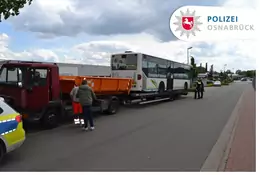 Na jednoosiowej lawecie ciągnął 12-tonowy autobus! To jeszcze odwaga, czy już skrajna głupota?