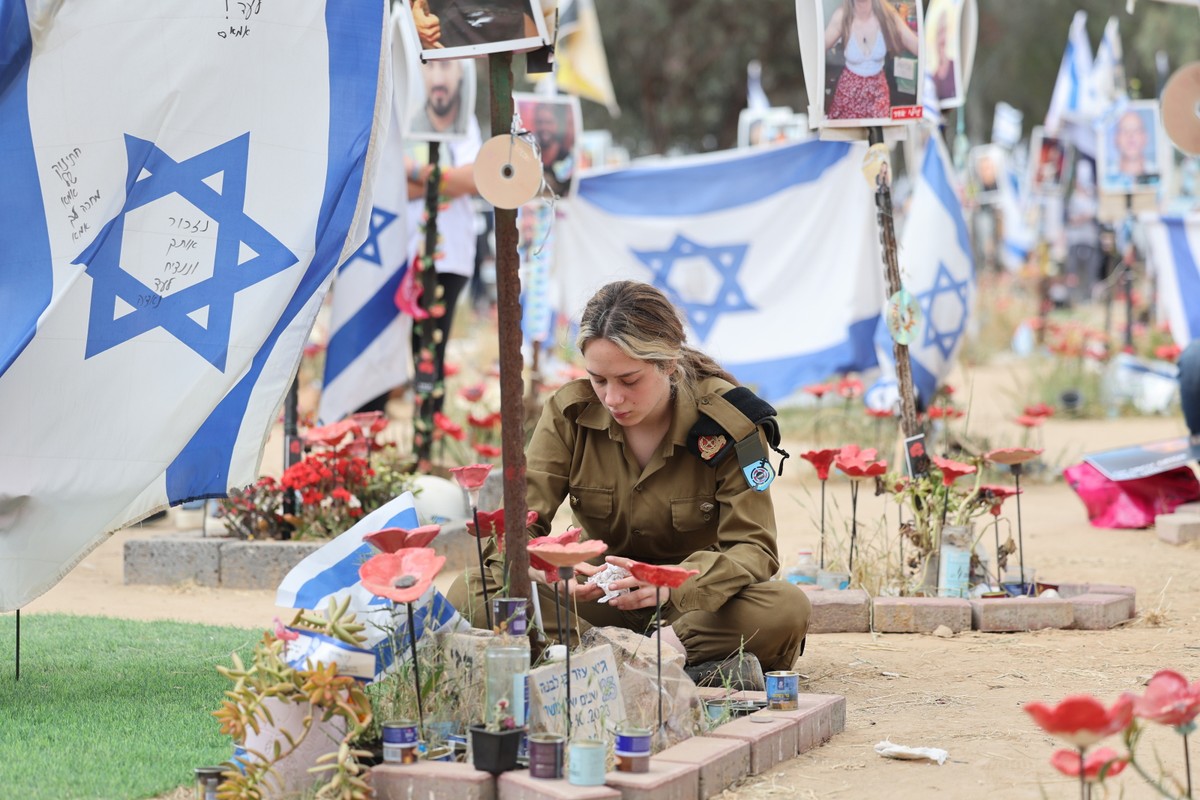 epa11263677 Family members visit the memorial site for victims killed during the Nova music festival in the October 07 Hamas attacks, near the border with Gaza Strip,southern Israel , 07 April 2024. Israel marks six months since the October 07 attacks, as 134 hostages are currently still being held captive in Gaza, according to the Israeli IDF. More than 33,000 Palestinians and over 1,450 Israelis have been killed, according to the Palestinian Health Ministry and the Israel Defense Forces (IDF), since Hamas militants launched an attack against Israel from the Gaza Strip on 07 October 2023, and the Israeli operations in Gaza and the West Bank which followed it. EPA/ABIR SULTAN Dostawca: PAP/EPA.