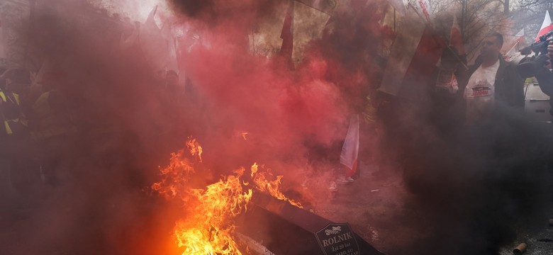 Rolnicy rzucają petardami w policję. Przed KPRM płoną unijne flagi