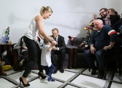 Wyciągnięta ręka po budżetowe pieniądze. W kolejce nauczyciele, policjanci...