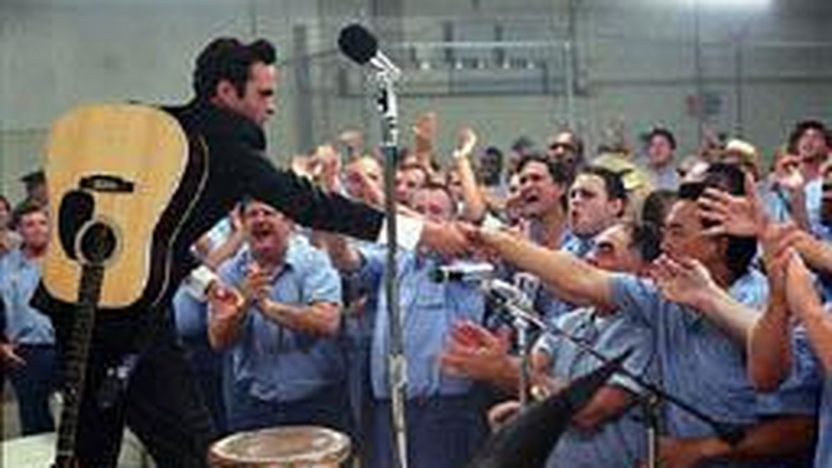 Joaquin Phoenix spotkał się z więźniami Folsom State Prison podczas specjalnego pokazu "Spaceru po linie", w którym aktor wciela się w postać Johnny'ego Casha.