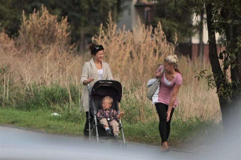 Kasia Cichopek jak zwykła mama. Bez makijażu na spacerze