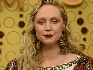 Mindenkit sokkolt: A Trónok harca Brienne-je Jézusnak öltözött az Emmy-gálára