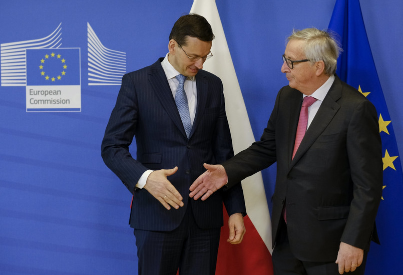 Podczas czwartkowego spotkania z przewodniczącym Komisji Europejskiej Jeanem-Claudem Junckerem premier Mateusz Morawiecki przedstawił "białą księgę" w sprawie reform polskiego wymiaru sprawiedliwości.