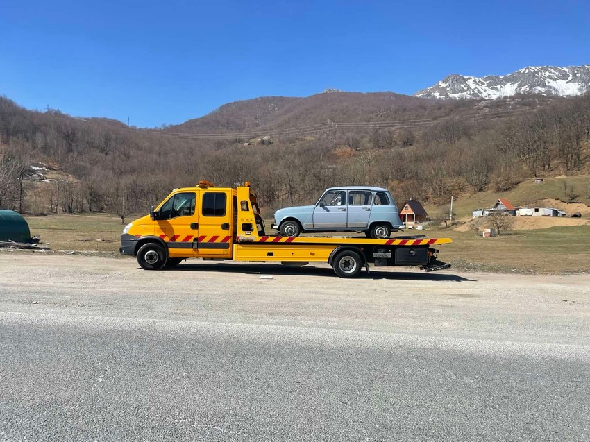 I ovaj reno 4 je zavrišio na vozilu šlep-službe