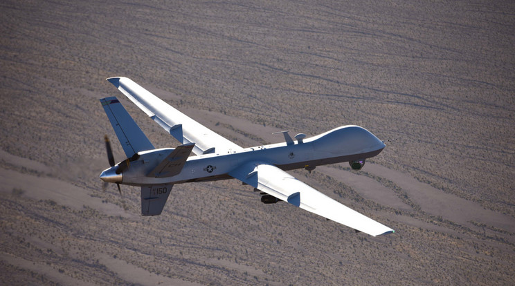 Egy MQ-9 Reaper felderítő és csapásmérő drón gyakorlórepülést hajt végre a nevadai teszt- és gyakorlótér felett. Az AI által vezérelt harci gépek "önfejűvé" válhatnak, ha nem megfelelően tanítják be őket. / Fotó: U.S. Air Force / William Rio Rosado