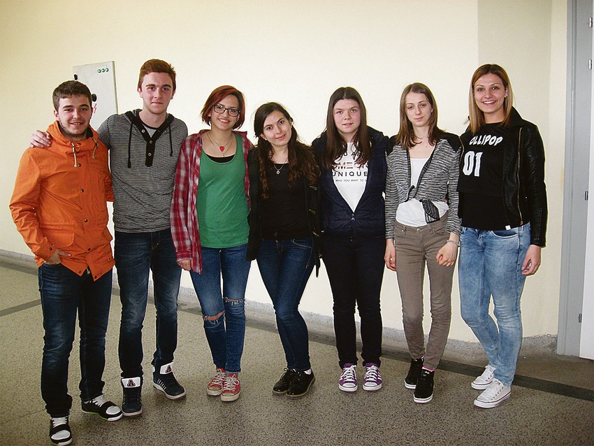 Svi je obožavaju: Valentina (u sredini) sa drugarima 