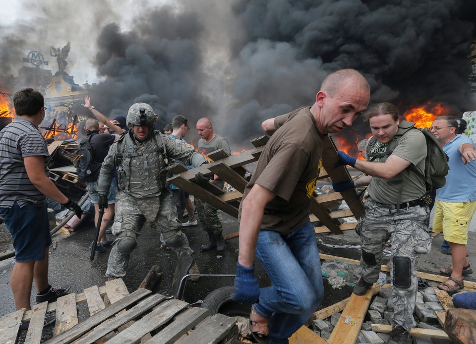 UKRAINE CRISIS  (Ukrainians clean the Maydan.)