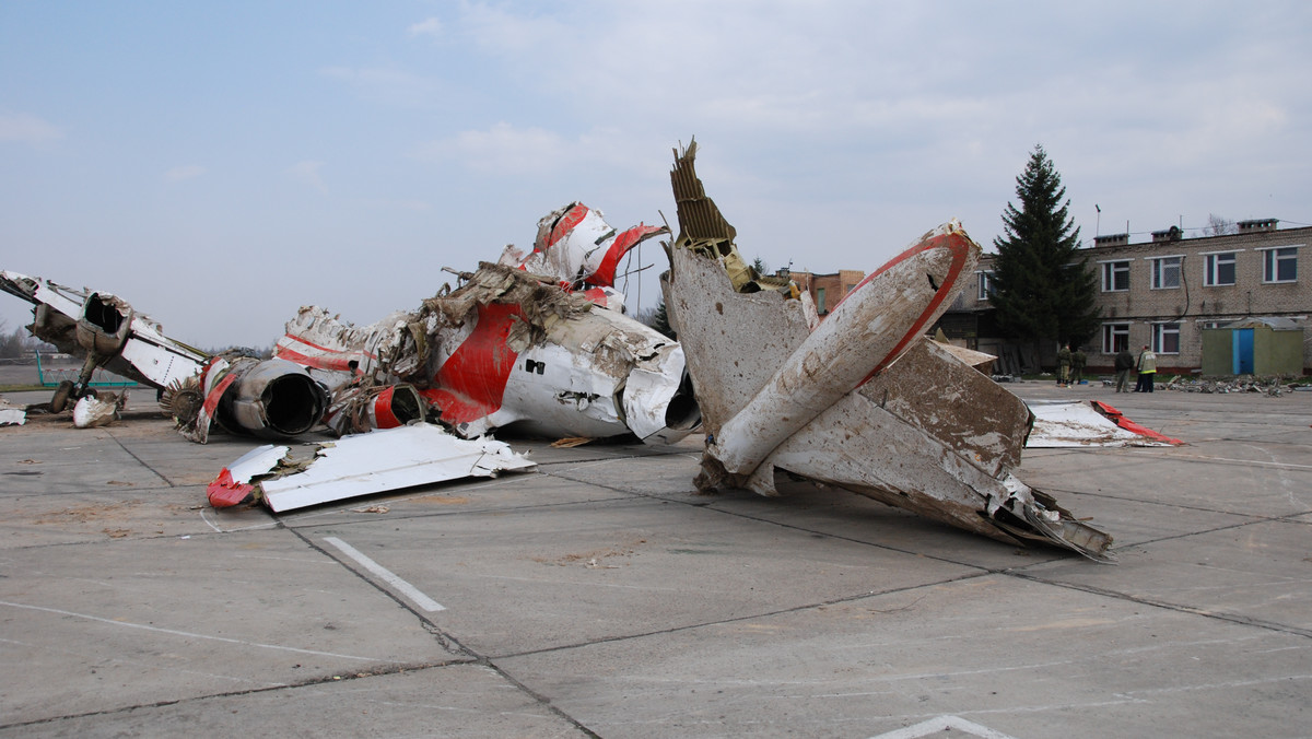 Powstaje raport dotyczący nagrań z kamer przemysłowych z nocy poprzedzającej wylot Tu-154 nr 101 do Smoleńska – informuje w najnowszym numerze "Gazeta Polska". Lotniskowe kamery zarejestrowały nieprawidłowości w pracy BOR i osoby dokonujące nieustalonych czynności przy lewym skrzydle samolotu.