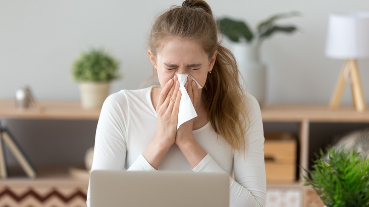 pollen allergia tüsszögés orrfolyás pollenszezon