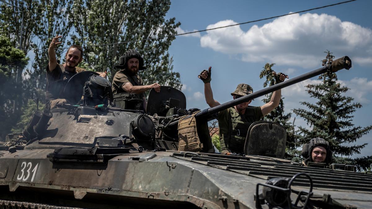 Ukraińscy żołnierze jadą bojowym wozem piechoty BMP-1 w pobliżu miasta Bachmut na linii frontu.