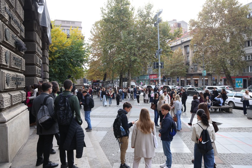  Brucoši su čekali svečani prijem na Arhitektonskom fakultetu koji je bio najavljen za 10 sati 