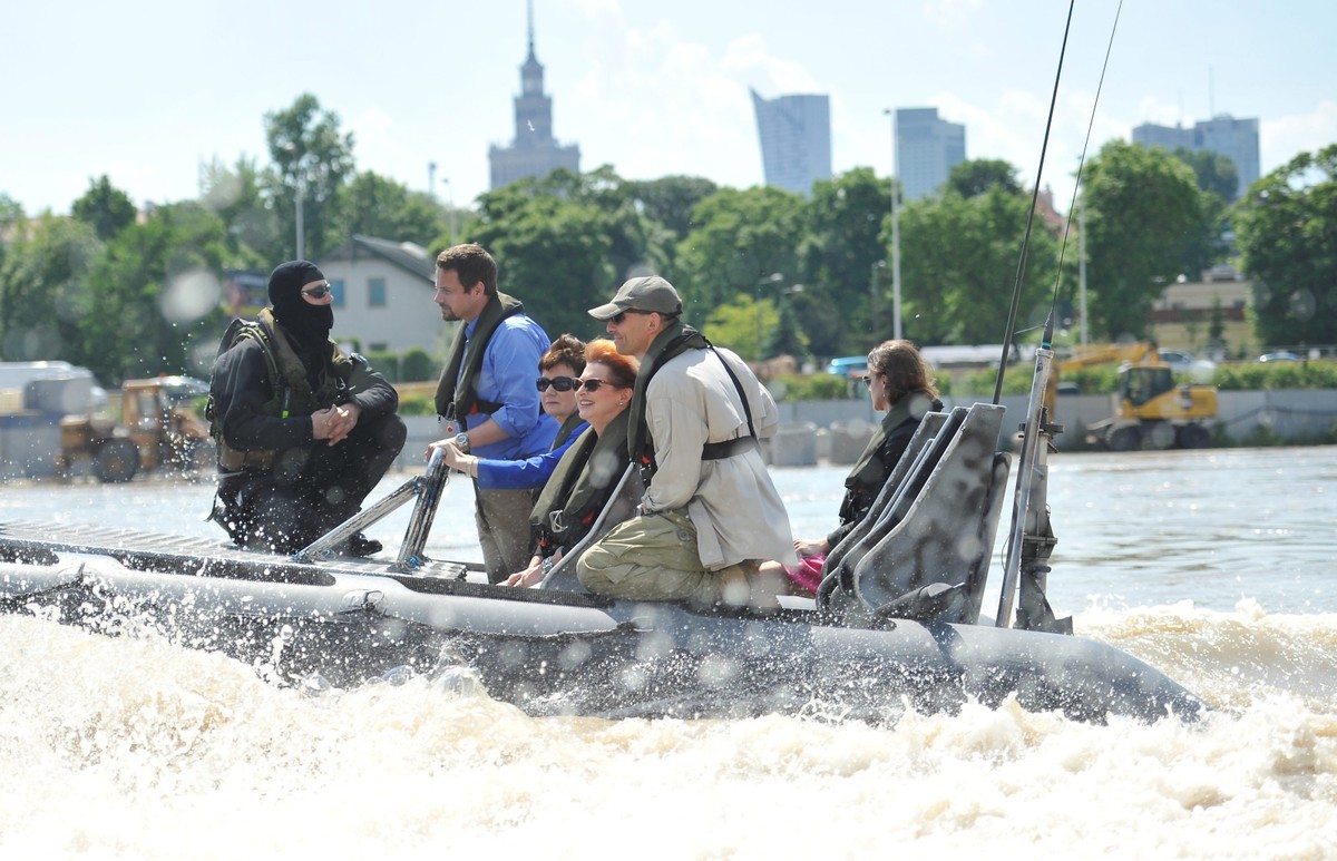 Prezydent Warszawy Hanna Gronkiewicz-Waltz i minister administracji i cyfryzacji Rafał Trzaskowski podczas rejsu motorówką po Wiśle