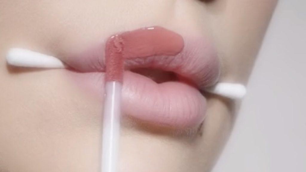 Stačí rúž a obyčajná vatová tyčinka – trik z TikToku vám vyčarí pery ako od vizážistu.