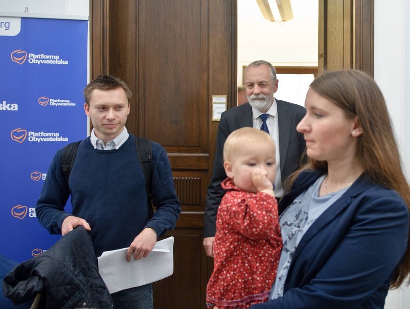 Ministrze, im też należy się medal za obronność!