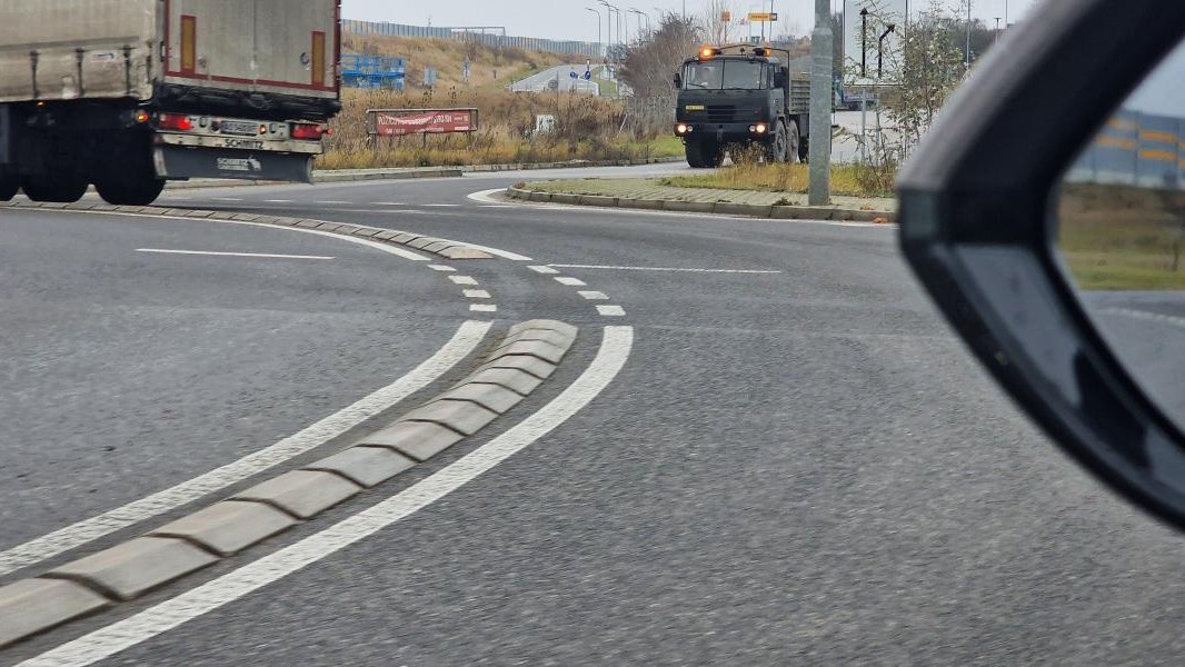 Pozreli sme sa na to, či môžete prechádzať cez nízke obrubníky na kruhových objazdoch.