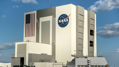 Koronavírus: bezárták a NASA két üzemét, eltolódhat a következő holdra szállás