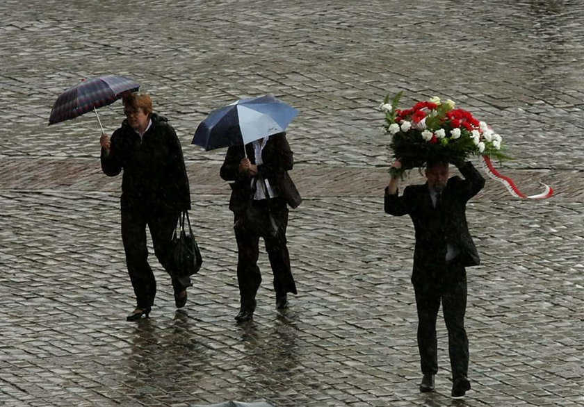 Punktualnie o 13.30 przed Belwederem rozpoczęły się uroczystości pogrzebowe ostatniego polskiego prezydenta na uchodźstwie Ryszarda Kaczorowskiego