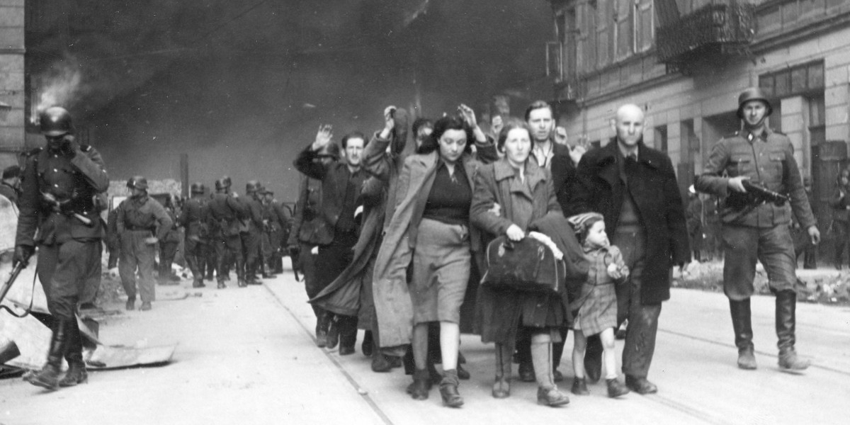 Getto warszawskie.  Niemcy prowadzą schwytanych Żydów. Ludzi złapanych w tej łapance czeka śmierć.