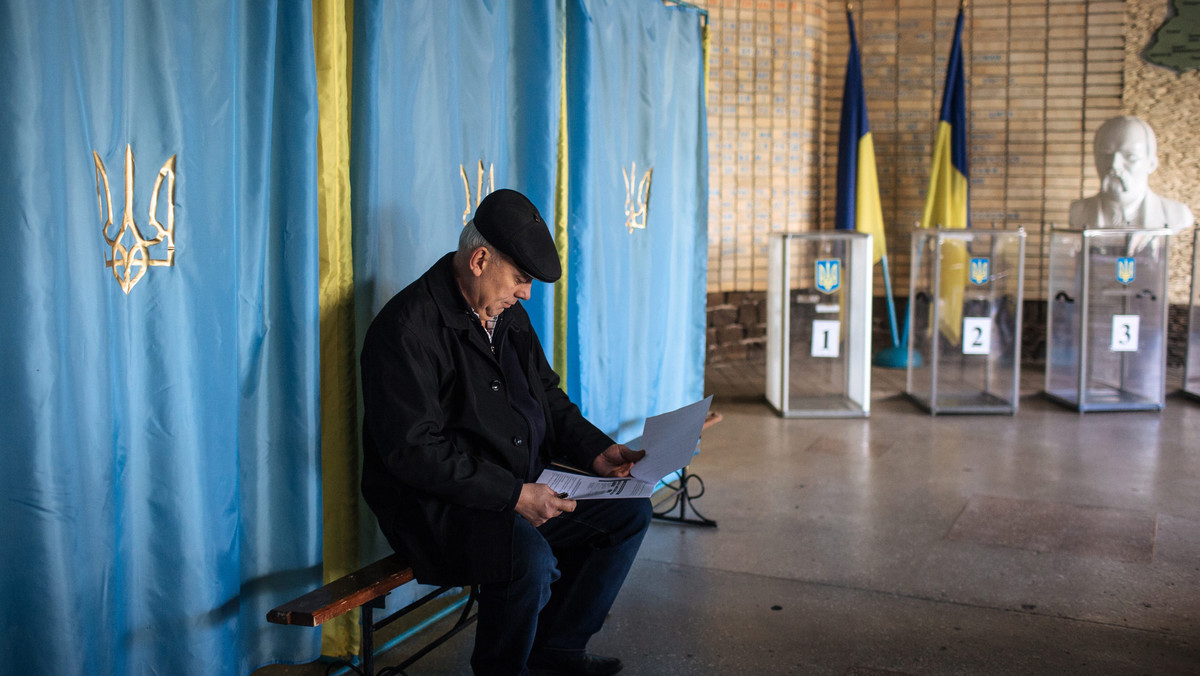 Wybory nie zmienią sytuacji na Ukrainie. Do takich wniosków dochodzi "Rossijskaja Gazieta". Cytowany przez ten rządowy dziennik politolog Rostisław Iszczenko zauważa, że prezydent Petro Poroszenko będzie zmuszony do współpracy z dotychczasowym, a może i przyszłym premierem Arsenijem Jaceniukiem. Przewiduje także dalszy rozpad Ukrainy.