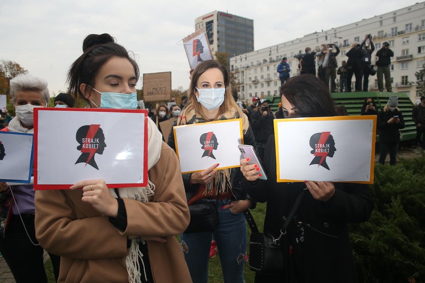 Emocje sięgają zenitu. Masowe protesty po wyroku ws. aborcji kontra apel premiera